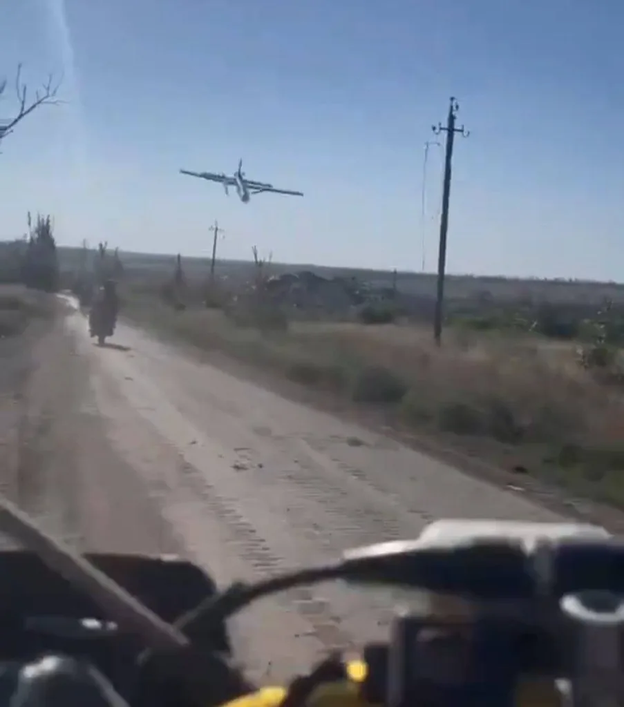 Обломки украинского дрона-камикадзе неизвестного образца, оснащённого боевой частью серии УЯ (УЯ-У-85-3)