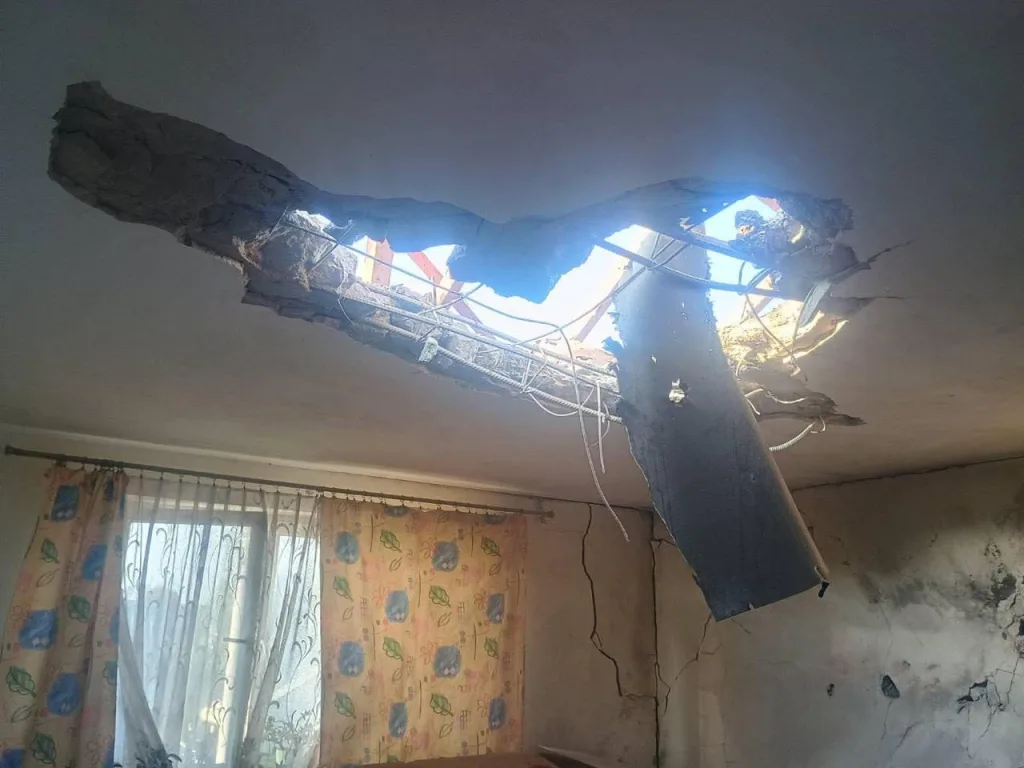 Последствия падения одного из дронов на крышу дома в польской деревне Вырыки-Воля недалеко от Люблина