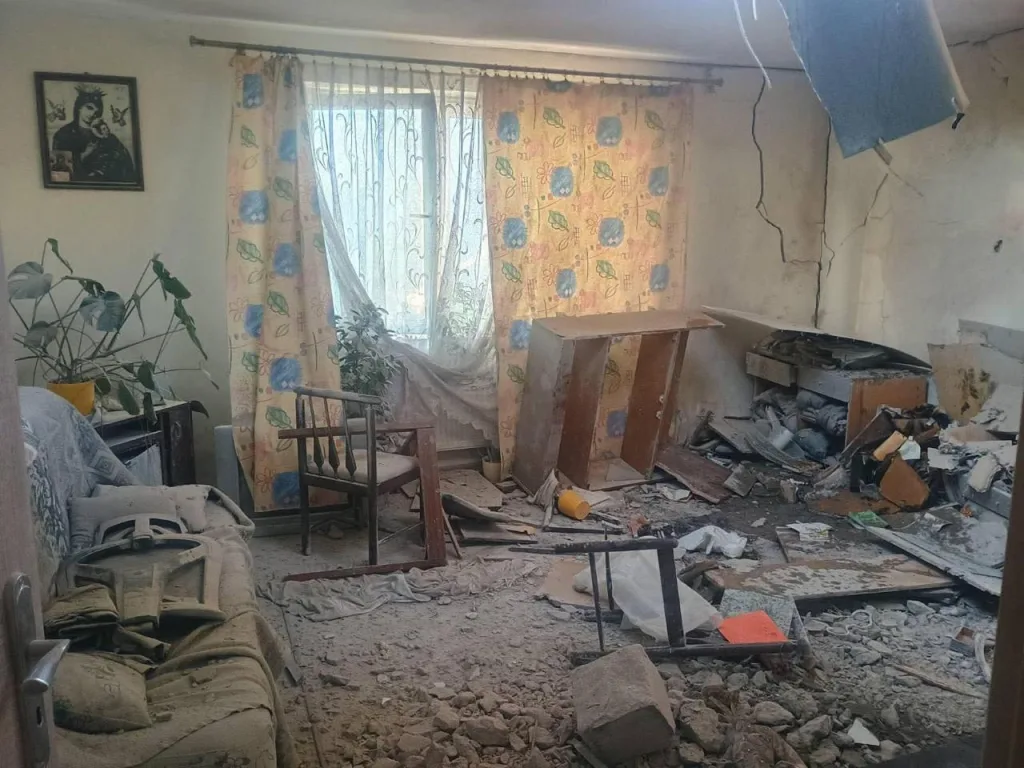 Последствия падения одного из дронов на крышу дома в польской деревне Вырыки-Воля недалеко от Люблина