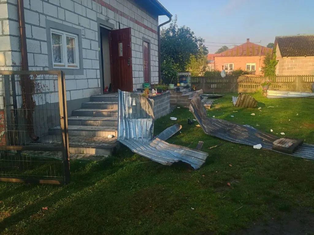 Последствия падения одного из дронов на крышу дома в польской деревне Вырыки-Воля недалеко от Люблина
