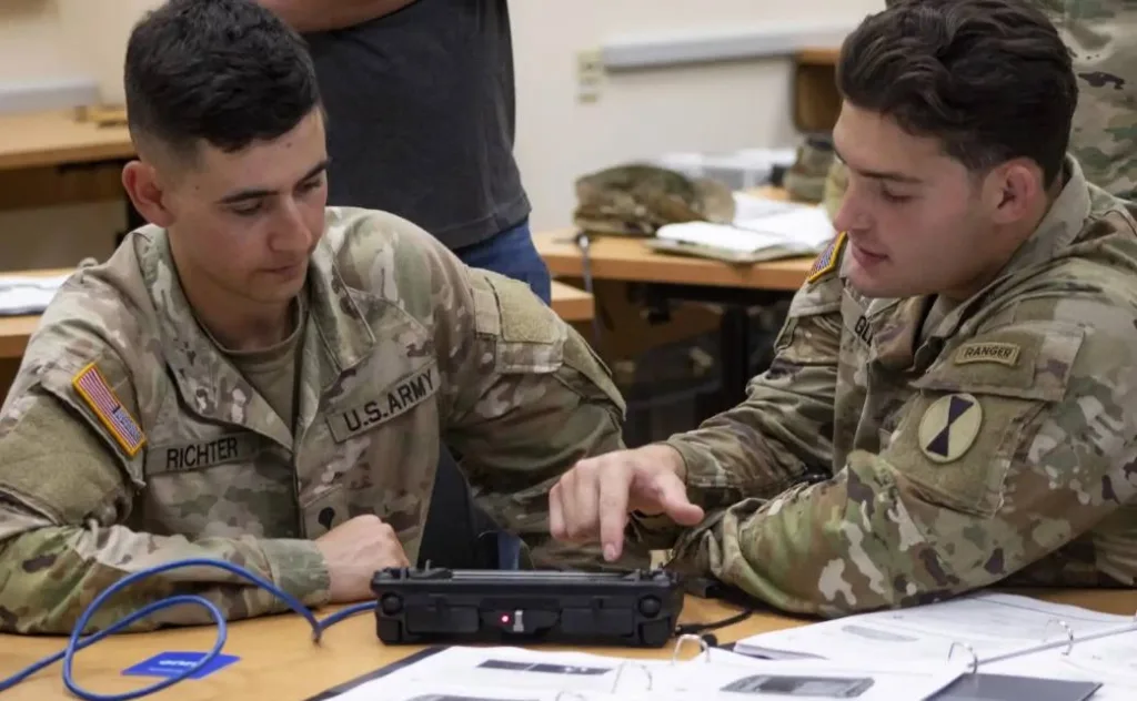 Применение американскими военными барражирующего боеприпаса Altius-600M по макету российской 152-мм САУ 2С19 «Мста-С» в ходе испытаний на полигоне Юма