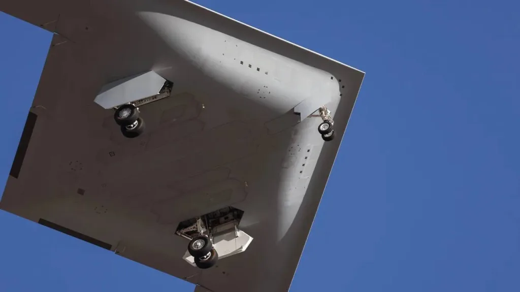 Взлёт второго прототипа стратегического бомбардировщика B-21 Raider с предприятия Plant 42 ВВС США в Палмдейле, штат Калифорния