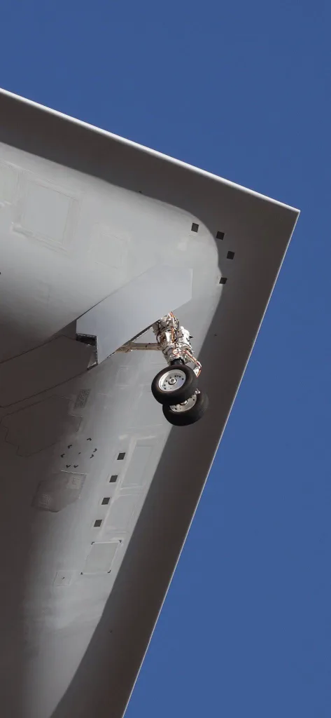 Взлёт второго прототипа стратегического бомбардировщика B-21 Raider с предприятия Plant 42 ВВС США в Палмдейле, штат Калифорния