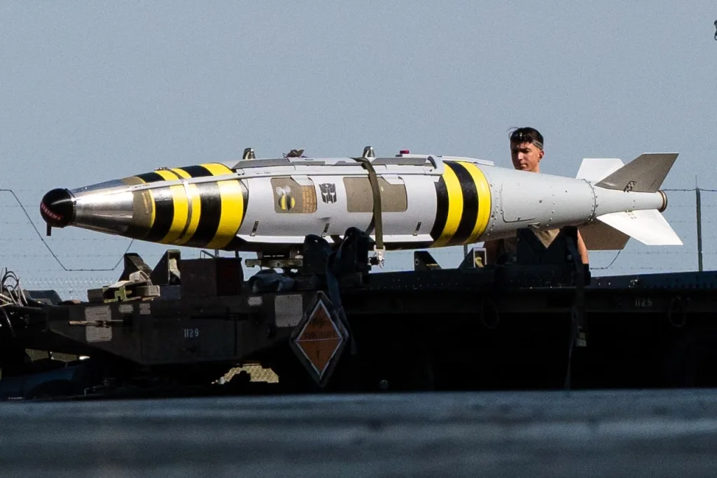 Кадры испытательных сбросов с бомбардировщиков B-2 Spirit авиабомб GBU-31 с перспективными головками самонаведения Quicksink