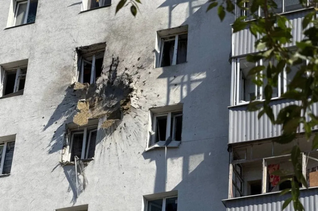 В Белгороде ВСУ обстреляли автобус и жилой дом