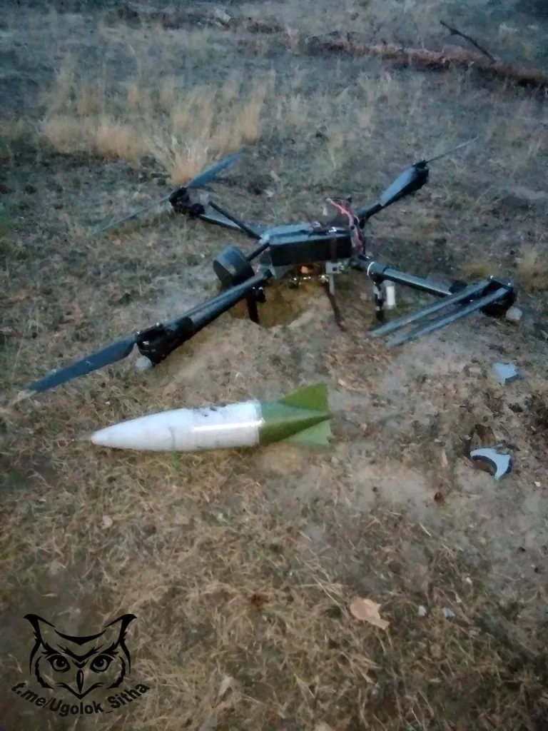 Сбитый вражеский дрон Баба-Яга. Можно оценить размер как самого дрона, так и самодельной бомбы, что он нёс