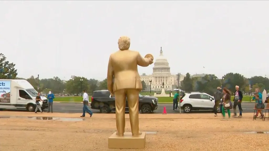 У здания Капитолия в Вашингтоне появился необычный «памятник» — золотая четырёхметровая фигура Дональда Трампа с биткоином в руке