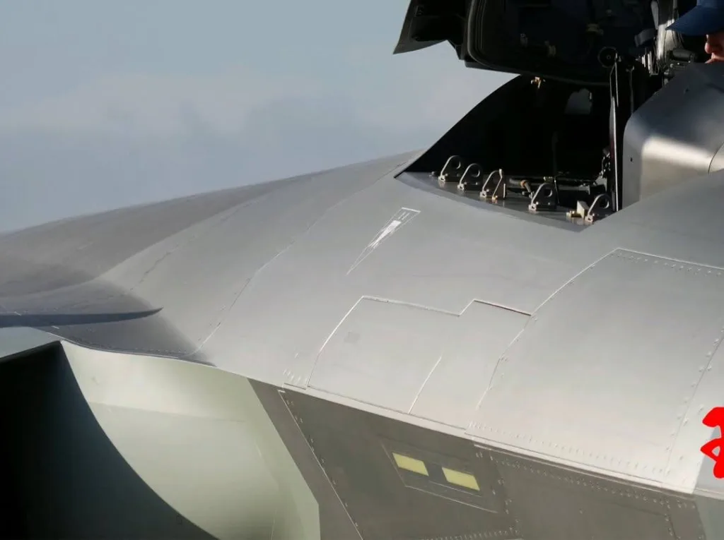 Крупный план китайского двухмоторного истребителя пятого поколения Chengdu J-20 (Weilong), созданного на основе программы J-XX 1990-х годов