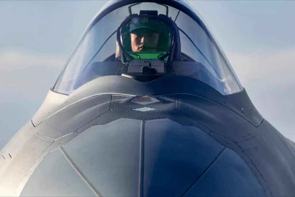 Крупный план китайского двухмоторного истребителя пятого поколения Chengdu J-20 (Weilong), созданного на основе программы J-XX 1990-х годов