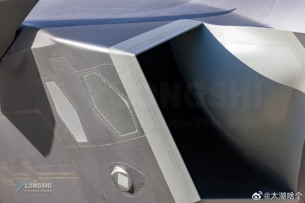 Крупный план китайского двухмоторного истребителя пятого поколения Chengdu J-20 (Weilong), созданного на основе программы J-XX 1990-х годов