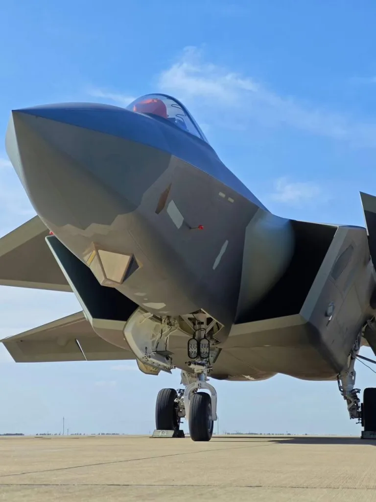 Крупный план китайского двухмоторного истребителя пятого поколения Chengdu J-20 (Weilong), созданного на основе программы J-XX 1990-х годов