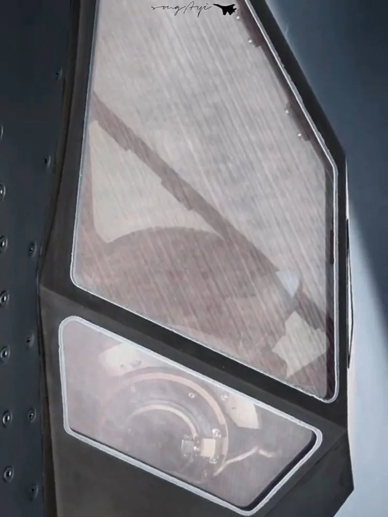 Крупный план китайского двухмоторного истребителя пятого поколения Chengdu J-20 (Weilong), созданного на основе программы J-XX 1990-х годов