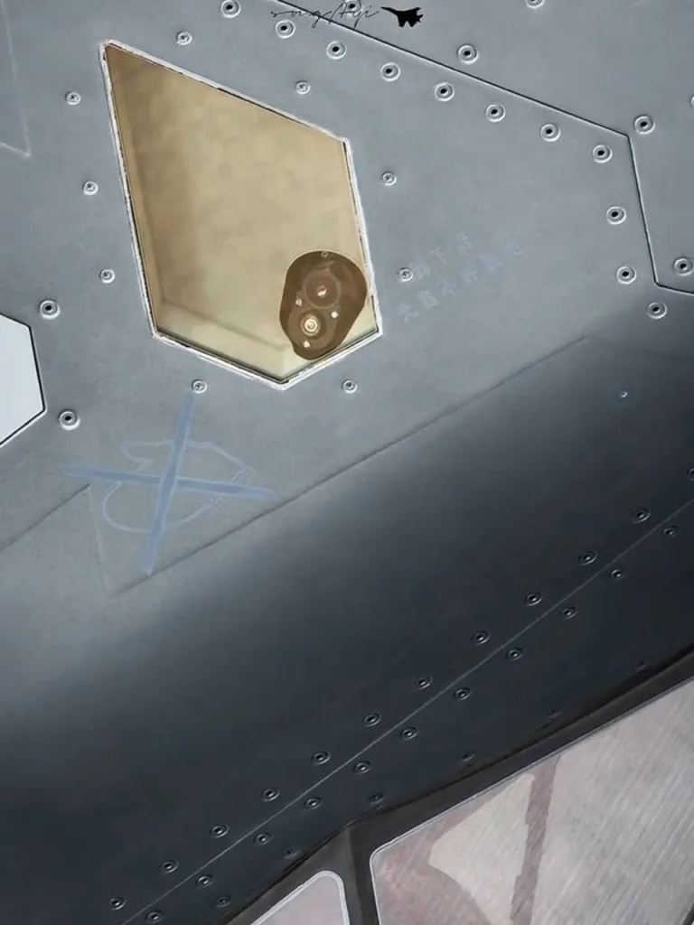 Крупный план китайского двухмоторного истребителя пятого поколения Chengdu J-20 (Weilong), созданного на основе программы J-XX 1990-х годов