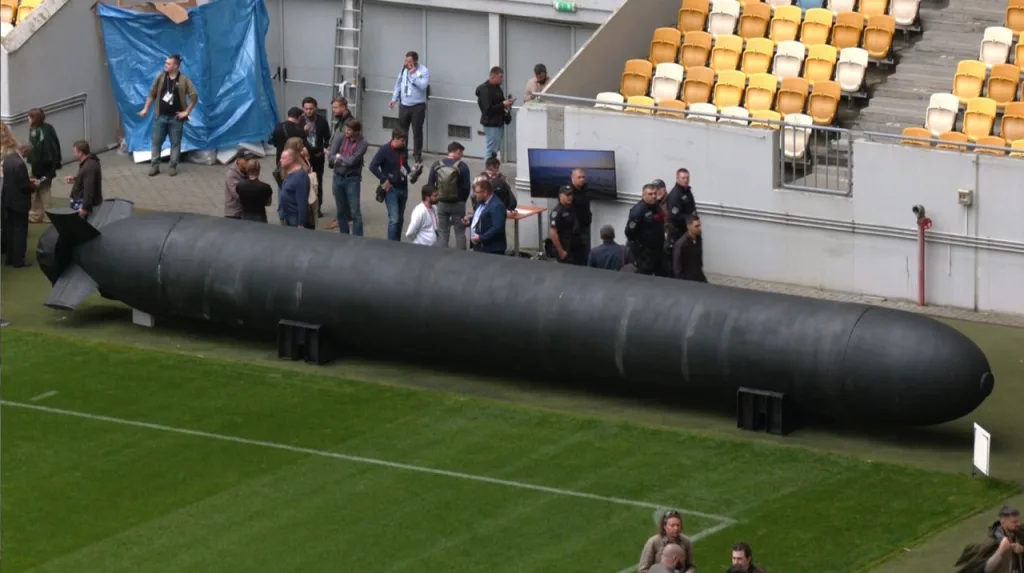 Украинский подводный дрон-торпеда TOLOKA TLK-1000, представленный на оборонной выставке Defense Tech Valley 2025 во Львове