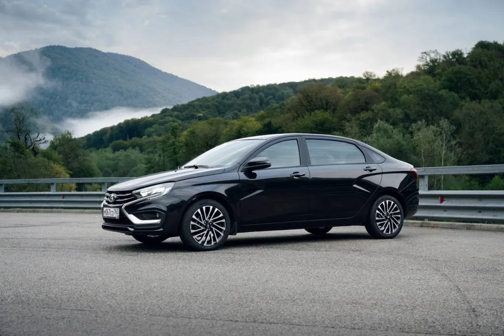 "Автоваз" тихо свернул выпуск Lada Aura — производство остановили ещё в июле, а спрос оказался настолько низким, что к конвейеру так и не вернулись