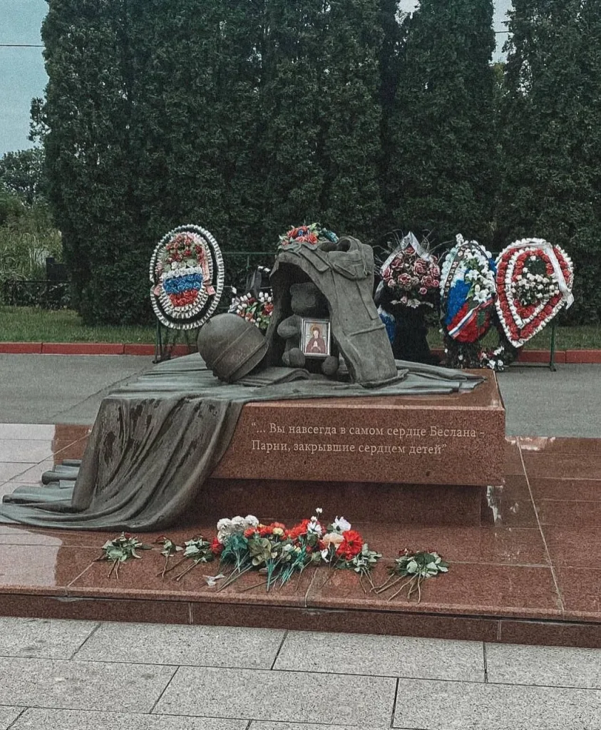 Первого сентября 2004 года отряд террористов численностью более 30 человек захватил школу №1 в Беслане