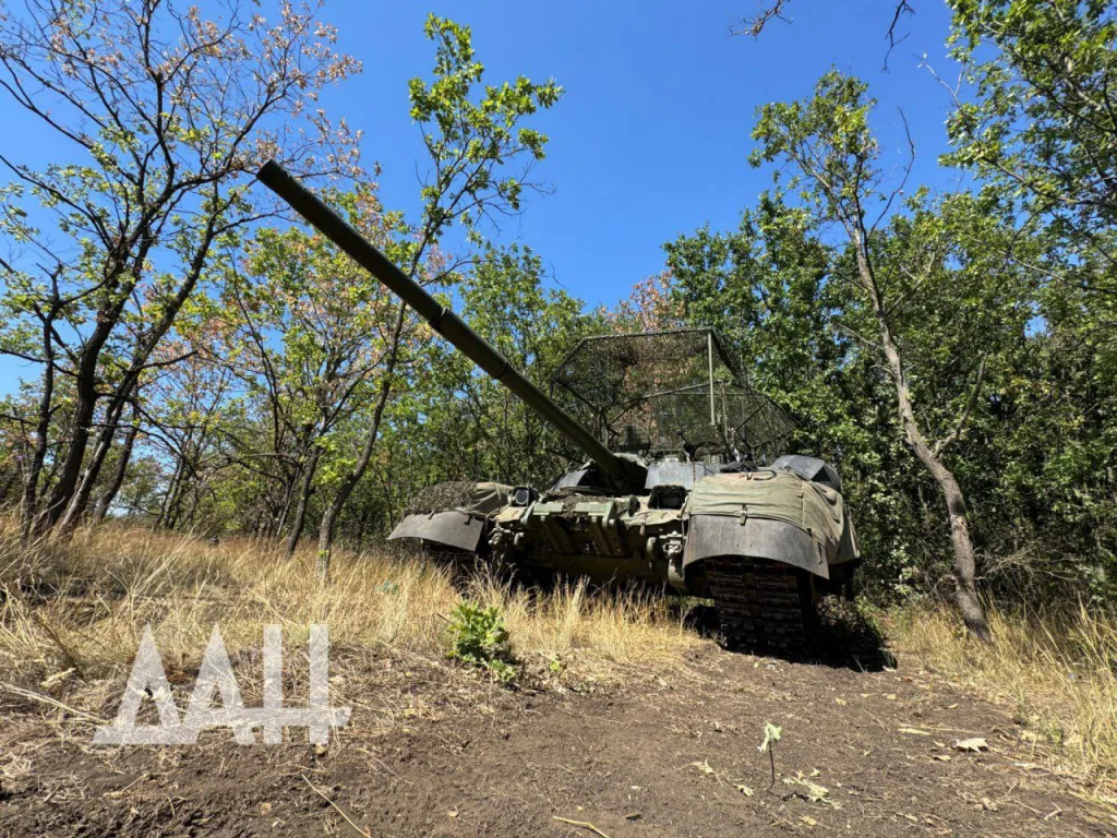 Все сложнее узнаваемый Т-90М с антидроновым козырьком, "Накидкой" и резинотканевыми лопухами на полигоне