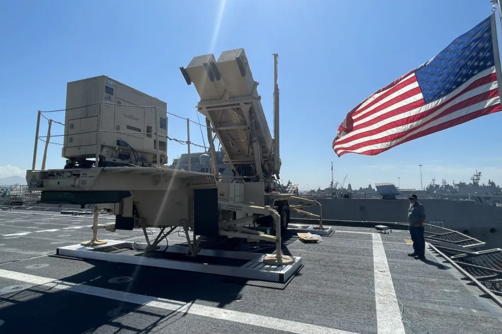 Испытания пусковой установки ЗРК Patriot, установленной на летную палубу прибрежного корабля ВМС США USS Montgomery класса Independence