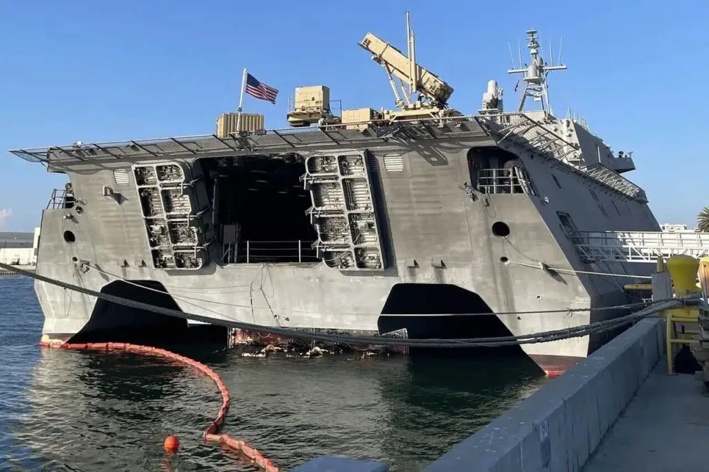 Испытания пусковой установки ЗРК Patriot, установленной на летную палубу прибрежного корабля ВМС США USS Montgomery класса Independence