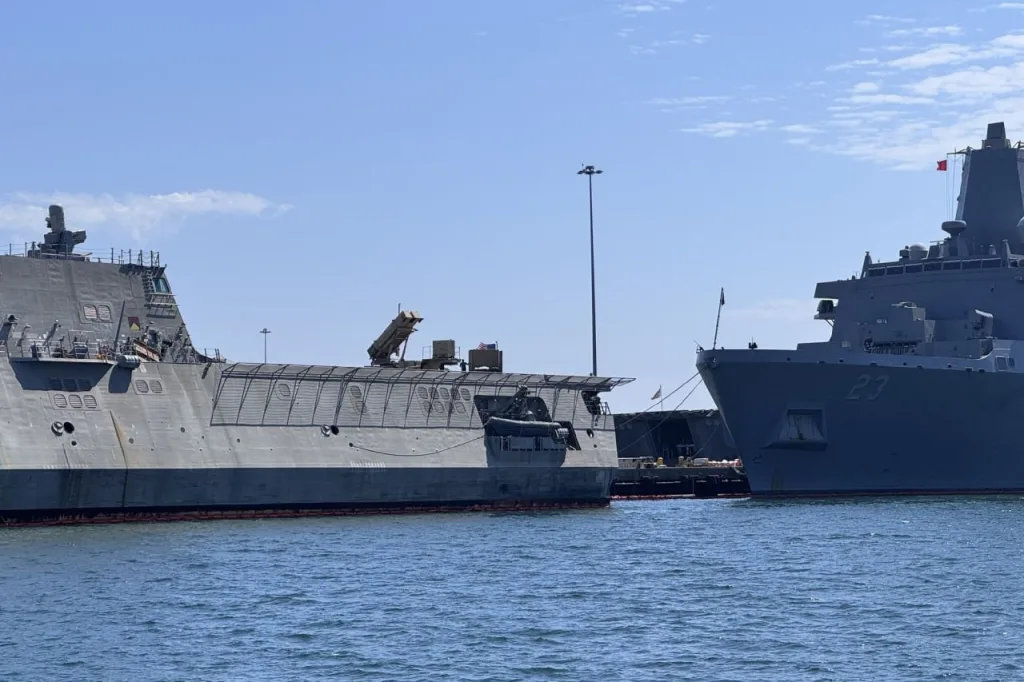 Испытания пусковой установки ЗРК Patriot, установленной на летную палубу прибрежного корабля ВМС США USS Montgomery класса Independence