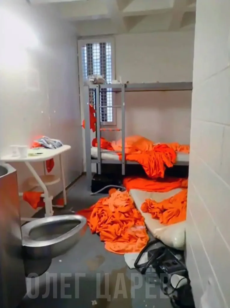 Среди 33 000 страниц и файлов по делу Эпштейна New York Post выискала и опубликовала видео из тюрьмы, где сидел Джеффри Эпштейн