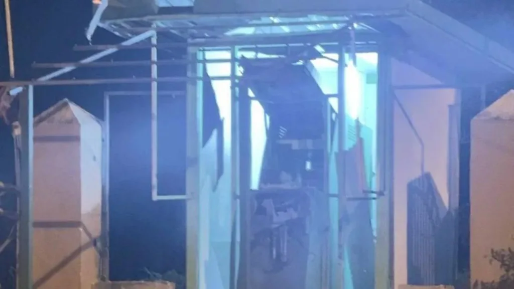 Группа вооруженных лиц атаковала шесть банкоматов в пяти районах Наратхивата (Таиланд), заложив взрывные устройства, взорвав их и ограбив сейфы с деньгами