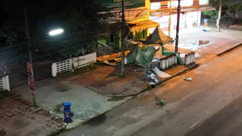 Группа вооруженных лиц атаковала шесть банкоматов в пяти районах Наратхивата (Таиланд), заложив взрывные устройства, взорвав их и ограбив сейфы с деньгами