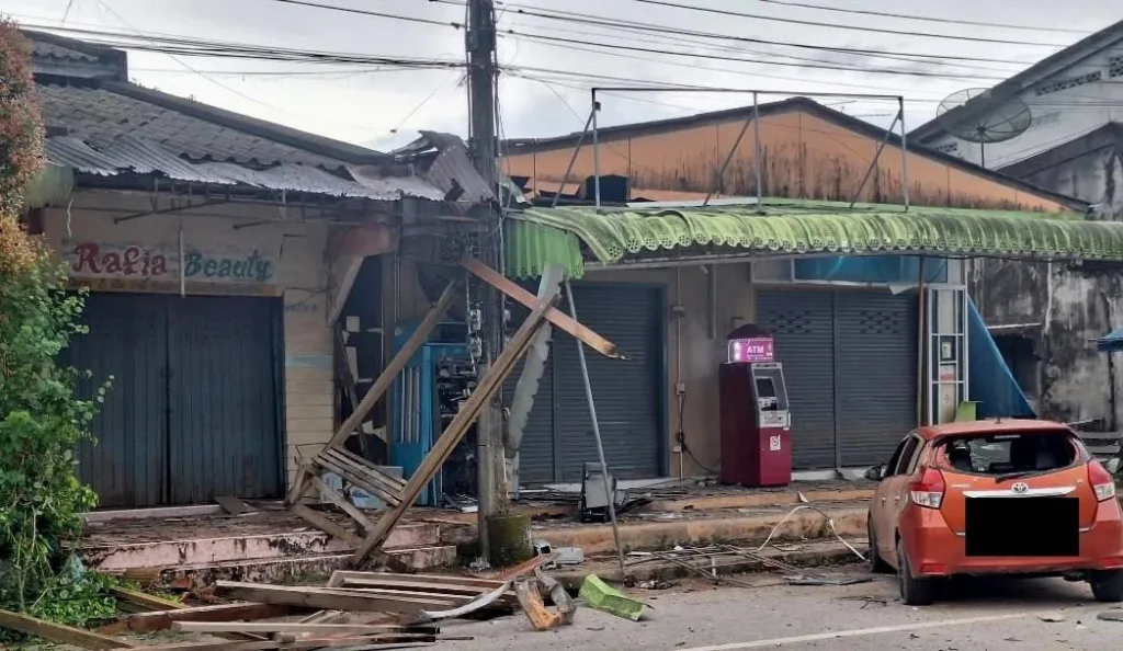 Группа вооруженных лиц атаковала шесть банкоматов в пяти районах Наратхивата (Таиланд), заложив взрывные устройства, взорвав их и ограбив сейфы с деньгами