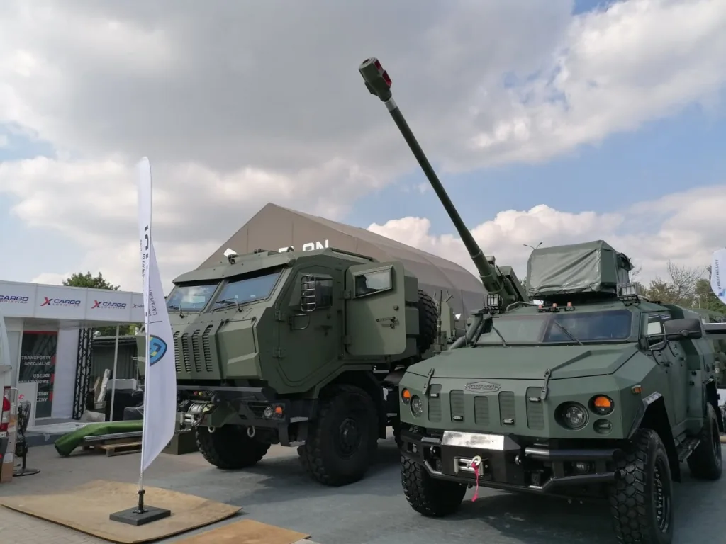 Польский журналист сообщил, что на сегодняшний день изготовлено 345 самоходных гаубиц «Богдана» на различных типах колесных шасси, а также около 100 буксируемых гаубиц «Богдана»