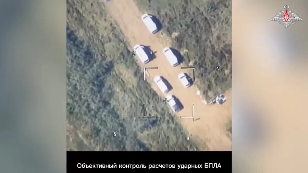 Ракетный удар ОТРК "Искандер-М" по полю рядом с фургонами и пикапами в Черниговской области