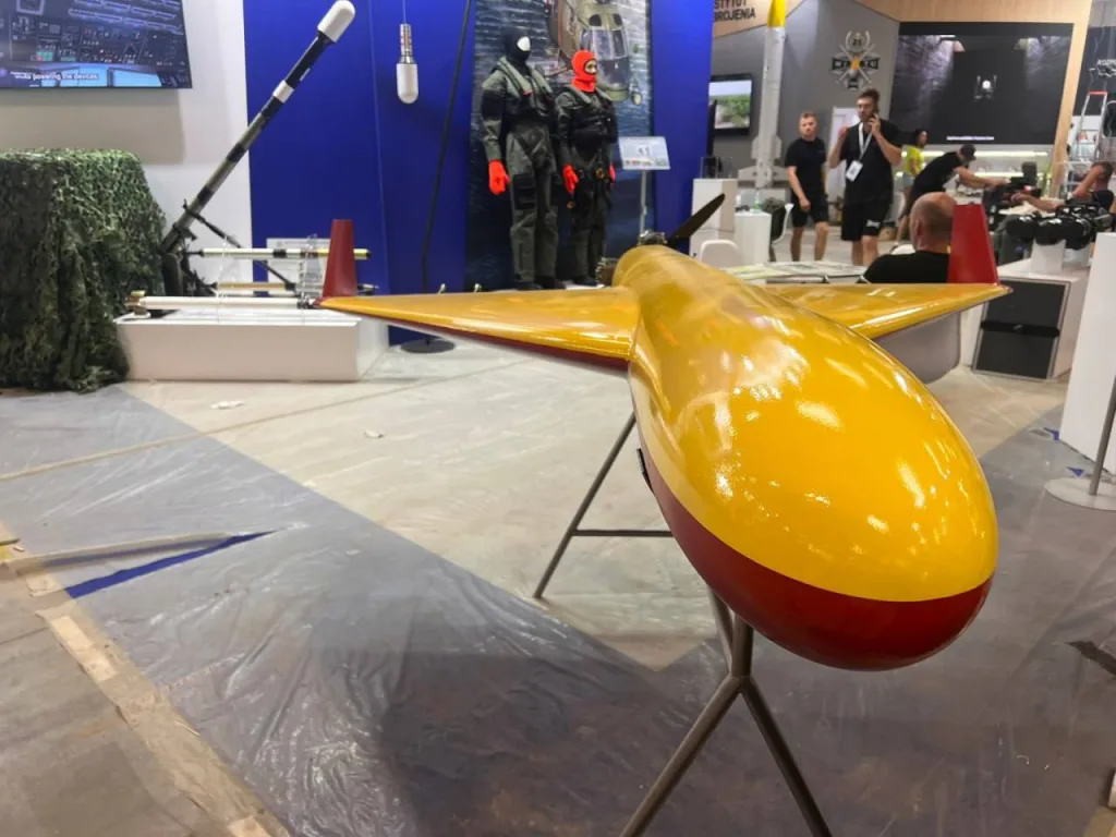 Ещё одним экспонатом, представленным на выставке MSPO, стал польский аналог дронов типа «Герань-2»/«Shahed-136» под названием PLargonia