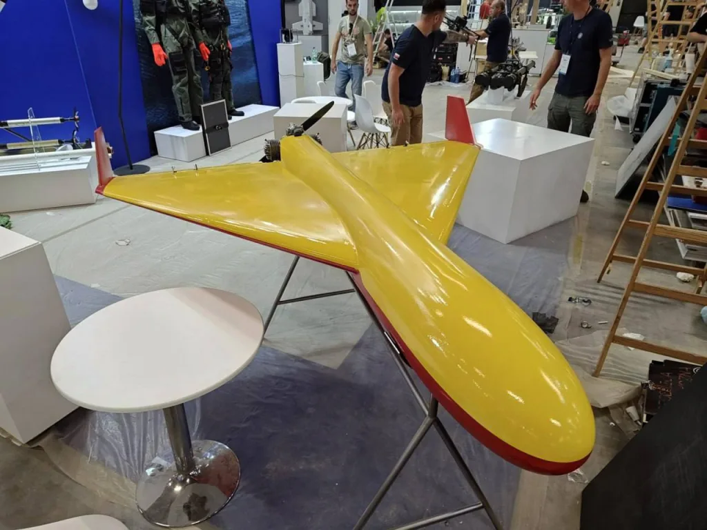Ещё одним экспонатом, представленным на выставке MSPO, стал польский аналог дронов типа «Герань-2»/«Shahed-136» под названием PLargonia