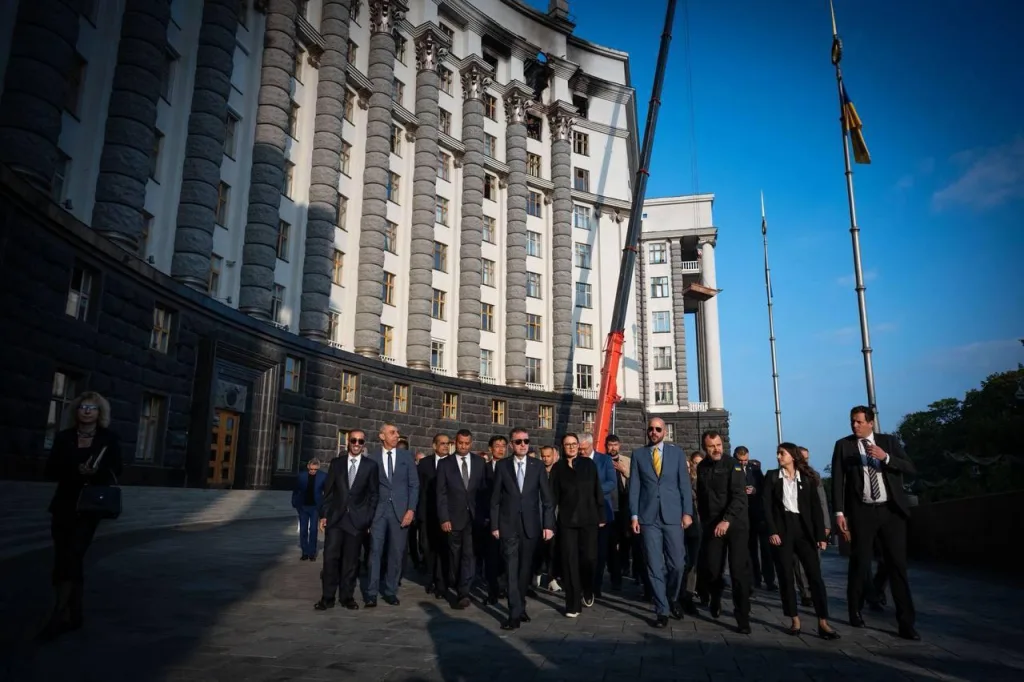 Киевский режим устроил экскурсию по сгоревшему Кабмину для западных дипломатов