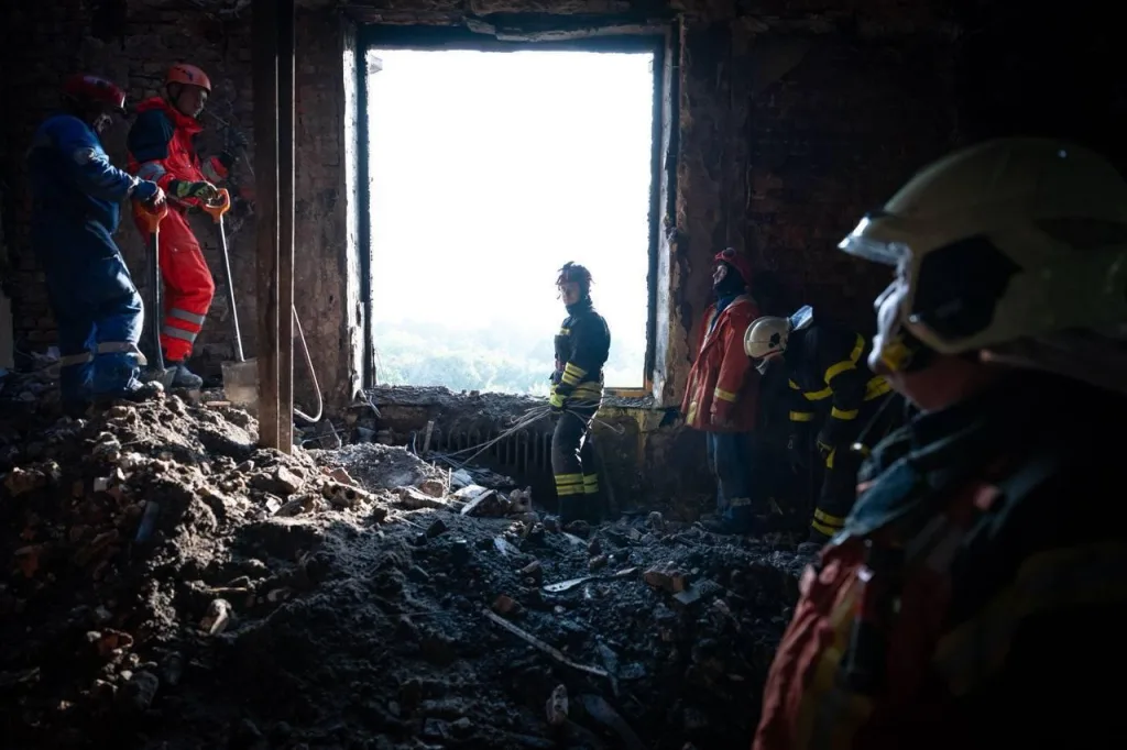 Киевский режим устроил экскурсию по сгоревшему Кабмину для западных дипломатов