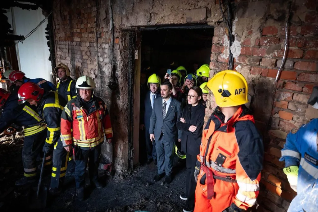 Киевский режим устроил экскурсию по сгоревшему Кабмину для западных дипломатов