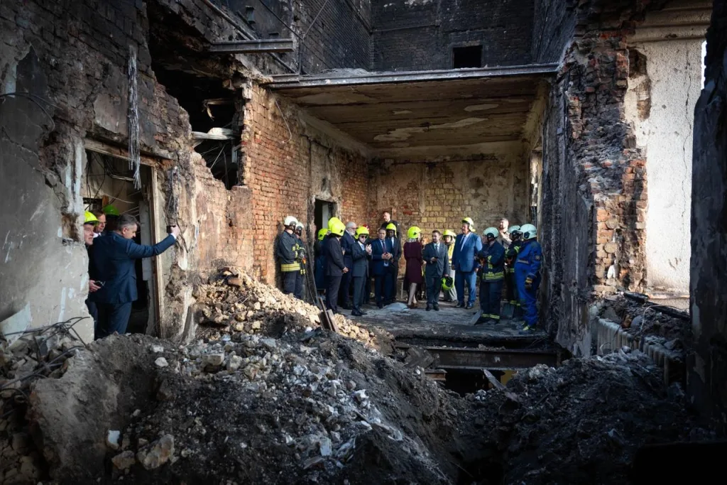 Киевский режим устроил экскурсию по сгоревшему Кабмину для западных дипломатов