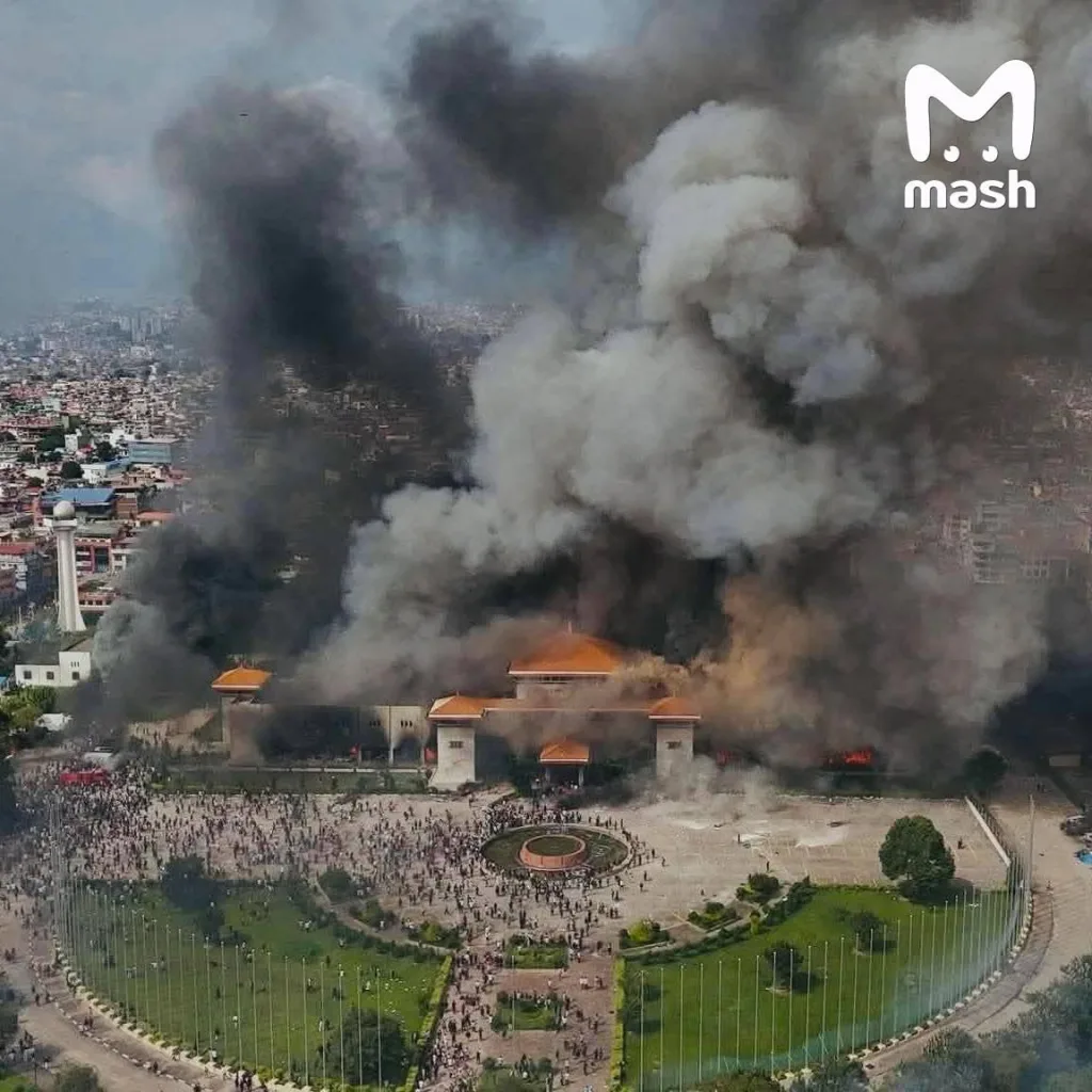 Протестующие подожгли отель Hilton, резиденцию премьера, президента и здание парламента в Непале