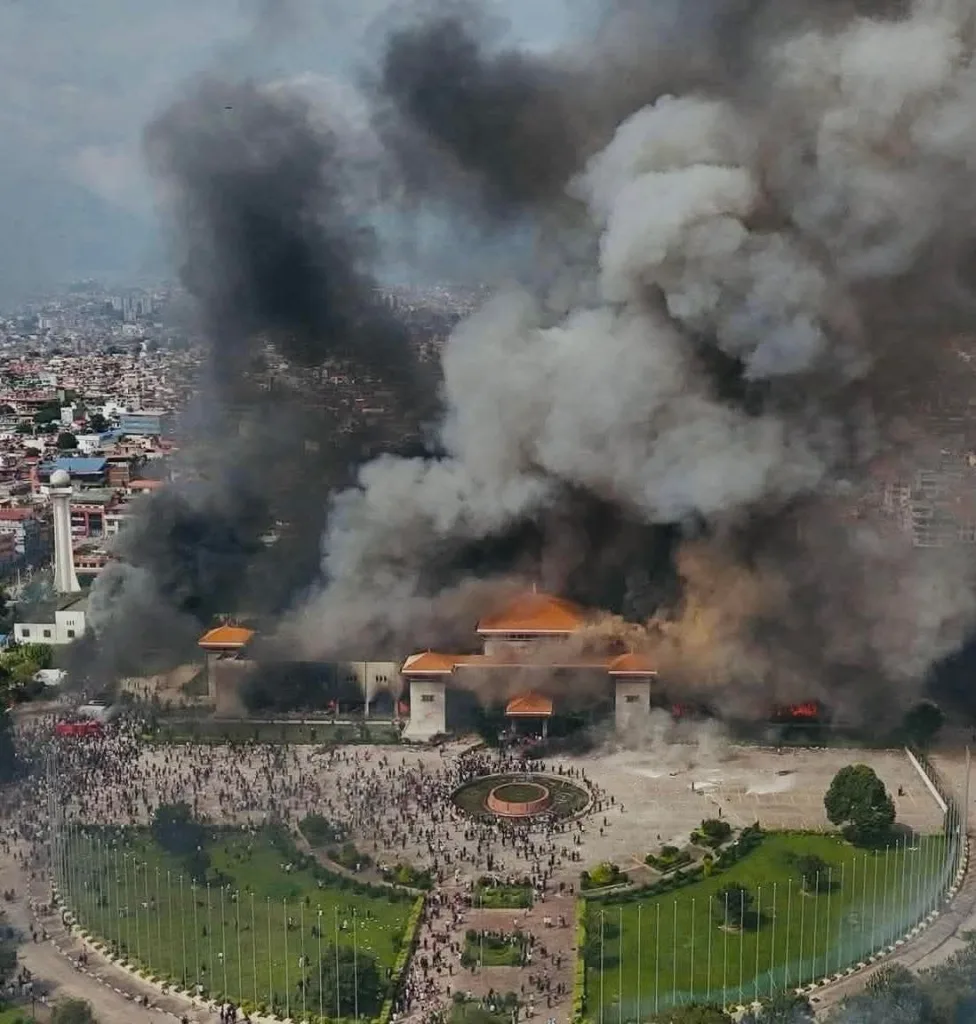 Протестующие подожгли здание Федерального парламента Непала