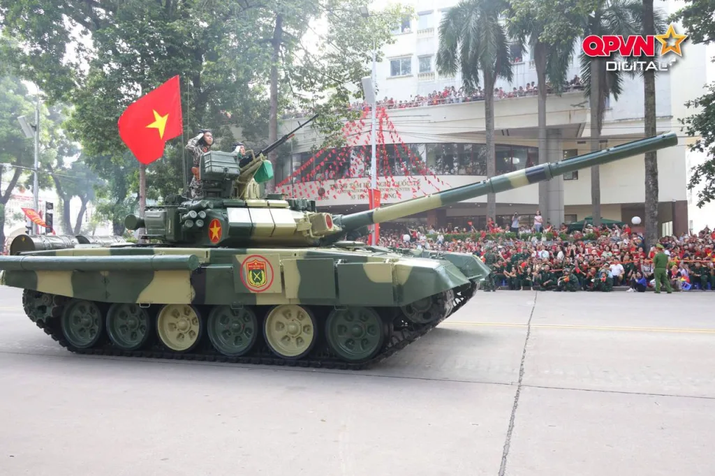Танки Т-90С/СК ВС Вьетнама во время парада в честь дня независимости республики