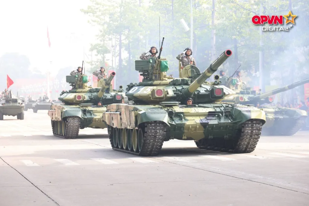 Танки Т-90С/СК ВС Вьетнама во время парада в честь дня независимости республики