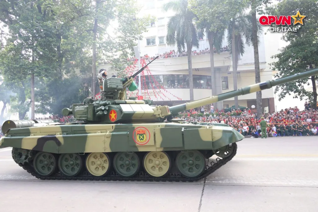 Танки Т-90С/СК ВС Вьетнама во время парада в честь дня независимости республики