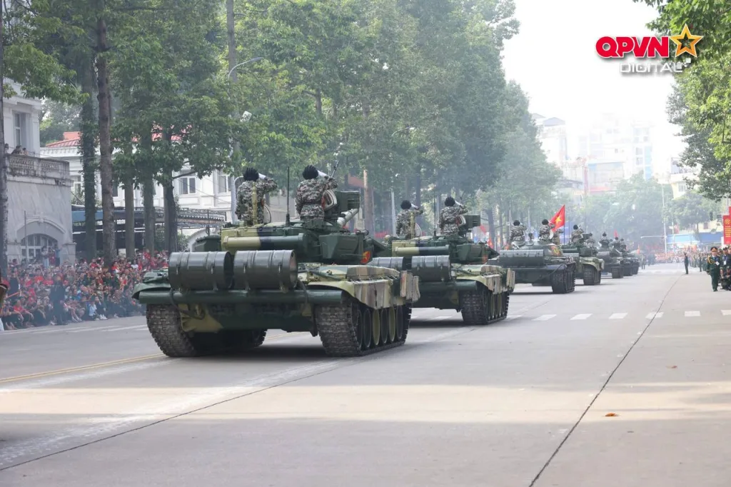 Танки Т-90С/СК ВС Вьетнама во время парада в честь дня независимости республики