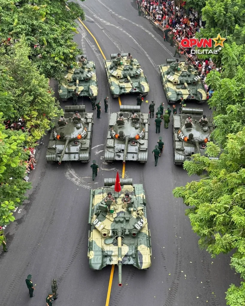 Танки Т-90С/СК ВС Вьетнама во время парада в честь дня независимости республики
