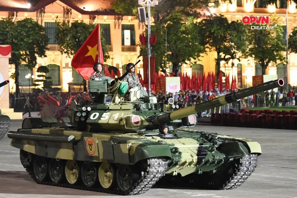 Танки Т-90С/СК ВС Вьетнама во время парада в честь дня независимости республики
