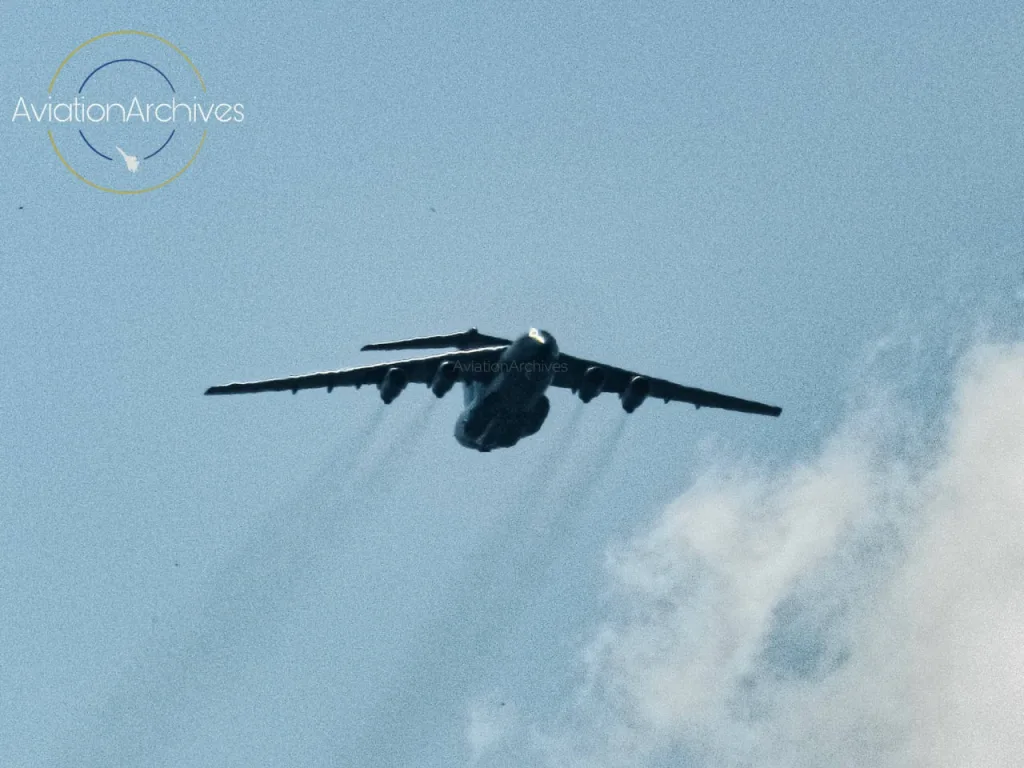 Заход на посадку одного из украинских Ил-76МД из состава 25-й бригады транспортной авиации ВС Украины