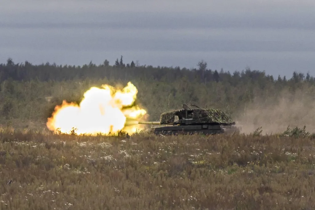 На вооружении Росгвардии засветились новые колесные 152-мм САУ 2С43 «Мальва» и танки Т-72Б3 обр. 2025 года