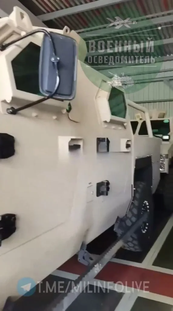 Также на вооружении ФСВНГ были замечены неизвестные бронеавтомобили, внешне напоминающие творчество канадско-эмиратской STREIT Group