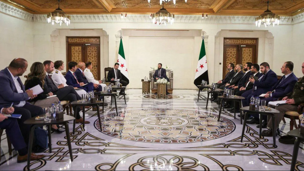 Тем временем новый командующий Центрального командования вооружённых сил США адмирал Брэд Купер провёл в Дамаске встречу с президентом Сирии Ахмедом аль-Шараа