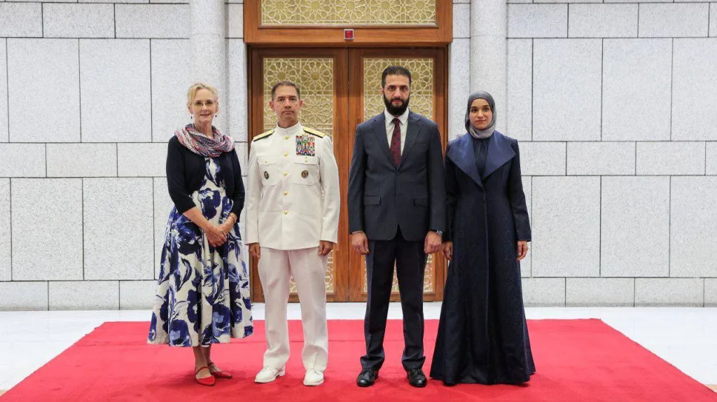 Тем временем новый командующий Центрального командования вооружённых сил США адмирал Брэд Купер провёл в Дамаске встречу с президентом Сирии Ахмедом аль-Шараа