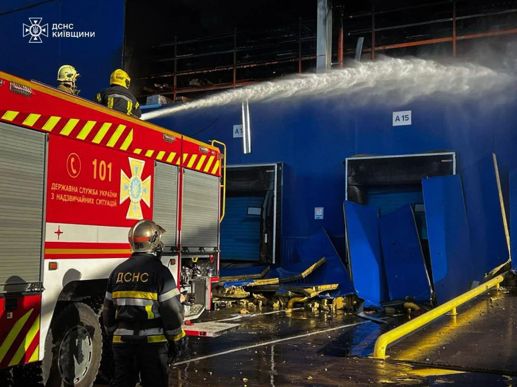 Удар по «Эпицентру» в Киевской области и соседняя нефтебаза